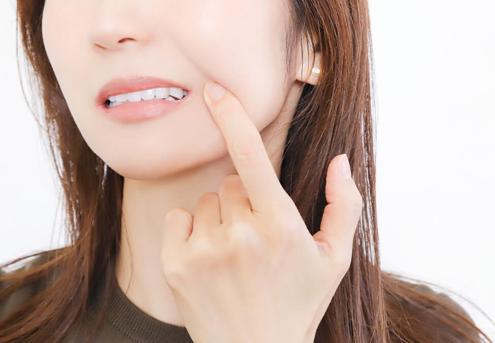親知らずを気にする女性