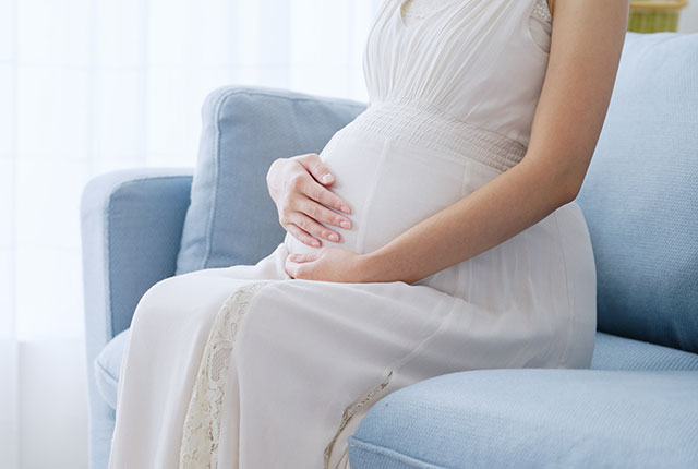お腹に手を添える妊婦さん