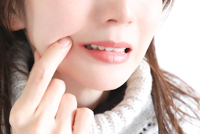 口元を抑える女性